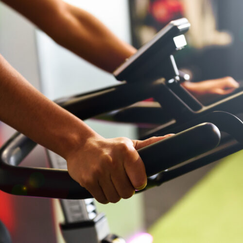 Cum să îți antrenezi întregul corp cu o bicicletă eliptică eficientă și confortabilă