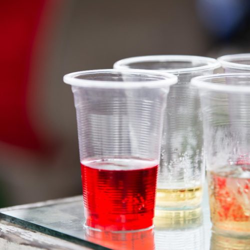 Paharele de plastic reutilizabile vs. de unică folosință: ce opțiune este mai practică