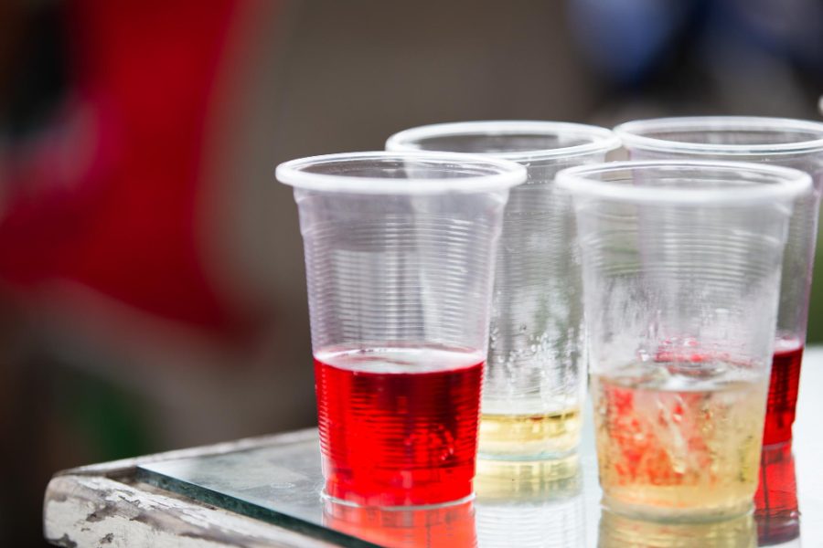 Paharele de plastic reutilizabile vs. de unică folosință: ce opțiune este mai practică