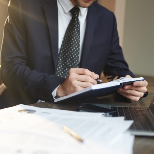 Avocat comercial: ce probleme rezolvă pentru companii