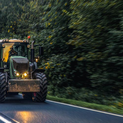 Ghid complet despre tractoare agricole: putere, transmisie, dotări