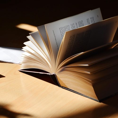 Cum se scrie corect: întrucât sau intrucât?