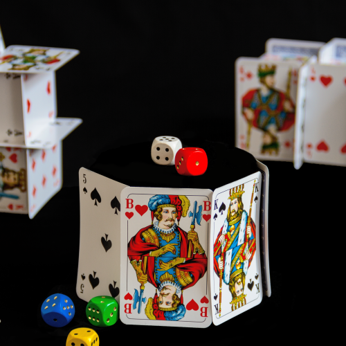 Cărți clasice versus jocuri moderne de tip party: ce alegi pentru socializare